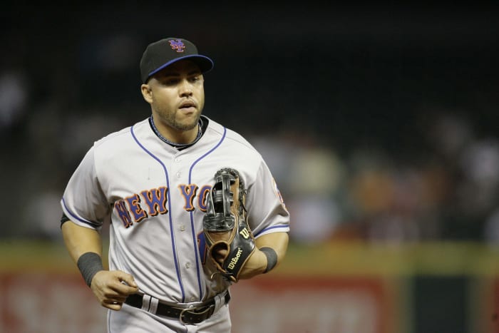 Mets outfielder Carlos Beltran runs off the field